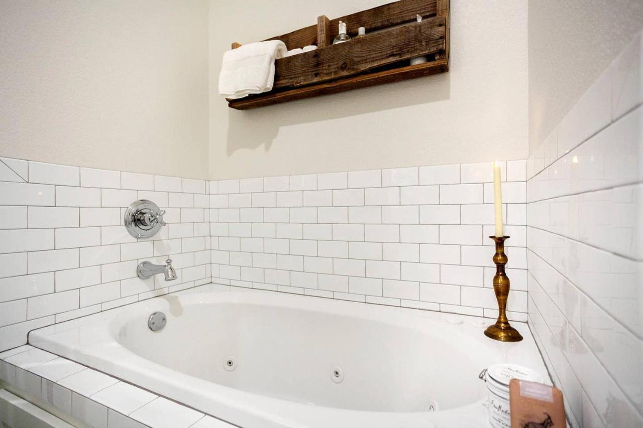The Sofay Farmhouse - 1 Mile From U Of A - Luxury Amenities Fayetteville Exterior photo